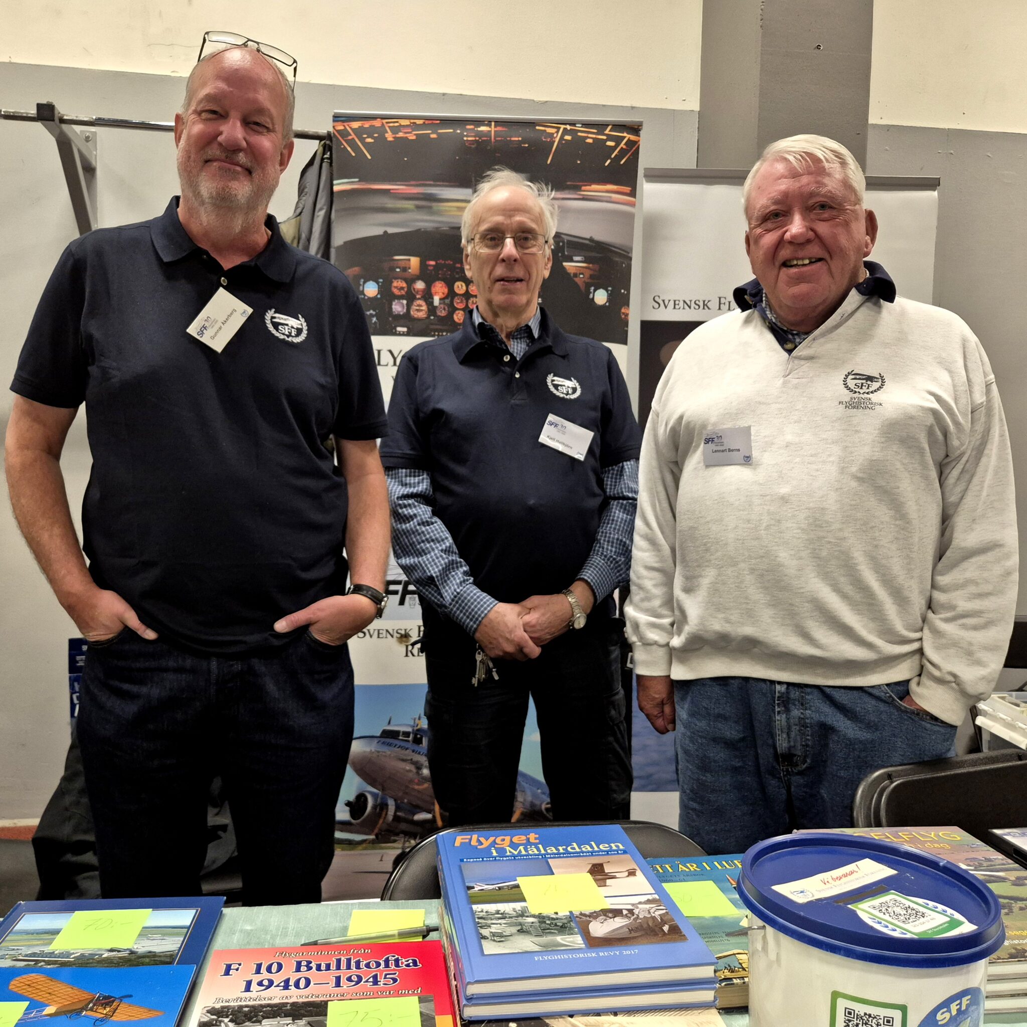 Gunnar Åkerberg, Kjell Hallbjörn och Lennart Berns bemannade SFF monter på Hjulmarknaden. Nya pikétröjor testades med gott resultat. Foto Jesper Rådegård