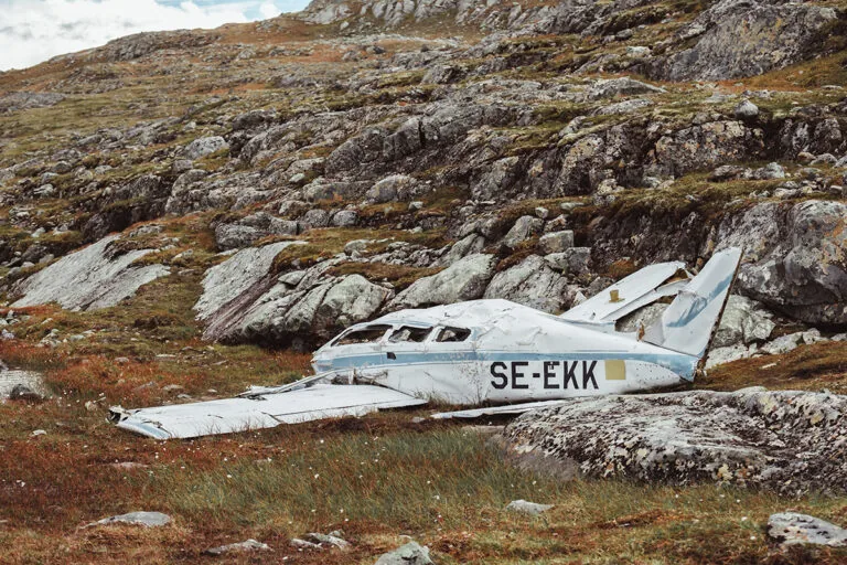Vraket ligger fortfarande kvar på fjället, men besökare har under årens lopp vänt flygplanskroppen i rätt läge och lagt vingarna på plats.
Foto: David Hjortsberg.